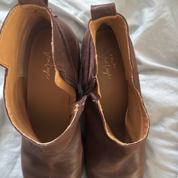 Crown Vintage short boots. Brown leather. Chunky Heel. 8.5 Almost New. - Picture 12 of 12